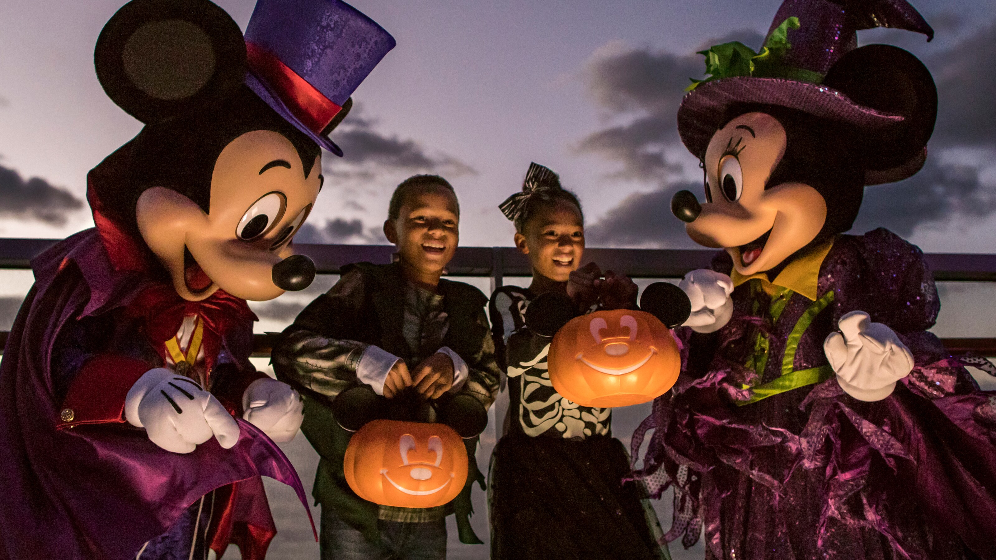 ハロウィーンの衣装を着たミッキー、ミニーと 2 人の子供たち